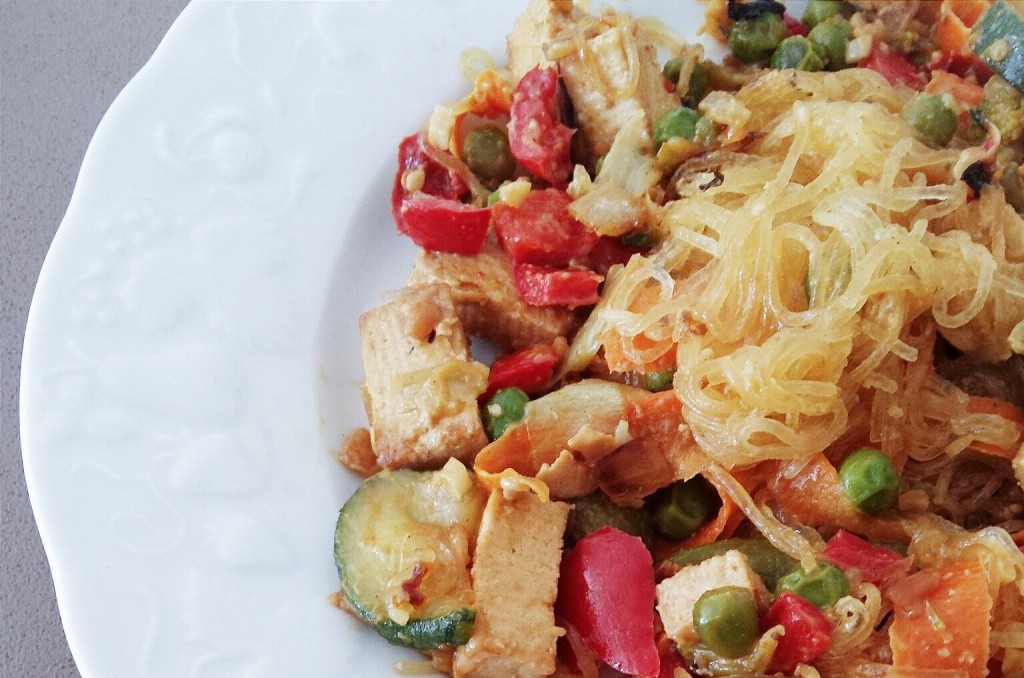 Wok de tofu au beurre de cacahuètes