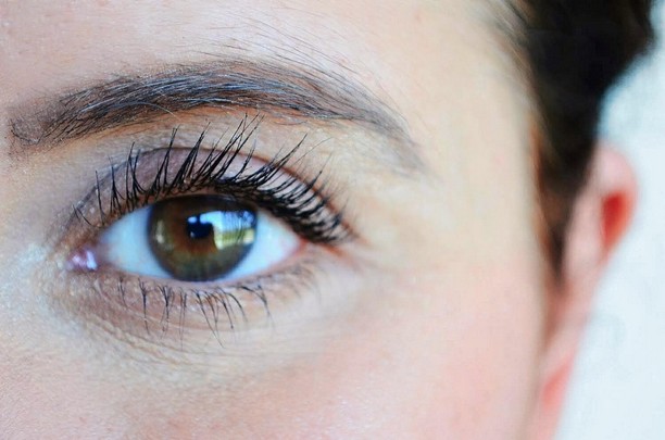 4 règles d'or pour bien appliquer un soin contour des yeux